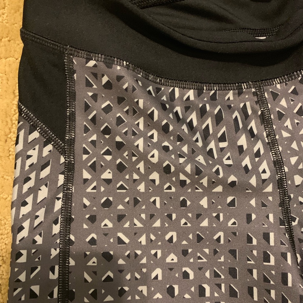 EUC🏃♀️Under Armour Capri Leggings - Picture 3 of 6